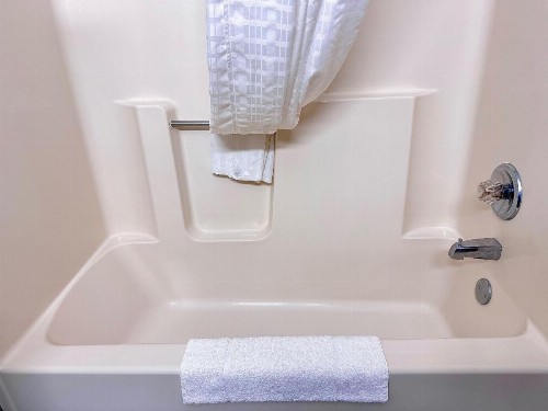 Economy Inn & Suites Cedar Rapids - image 18