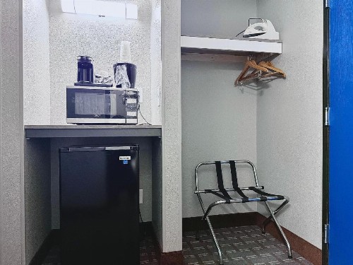 Economy Inn & Suites Cedar Rapids - image 19