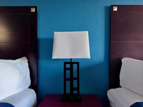 Economy Inn & Suites Cedar Rapids - image 20