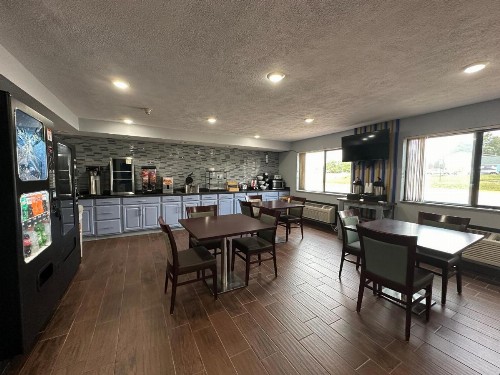 Economy Inn & Suites Cedar Rapids - image 22