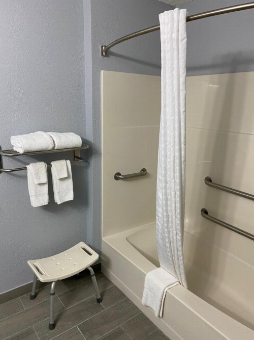 Economy Inn & Suites Cedar Rapids - image 24
