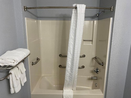 Economy Inn & Suites Cedar Rapids - image 25