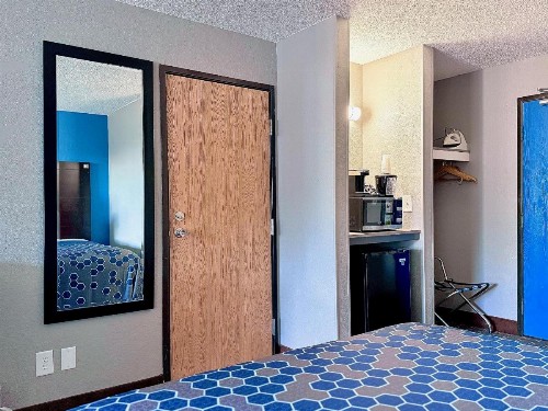Economy Inn & Suites Cedar Rapids - image 29