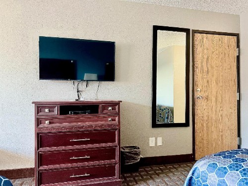 Economy Inn & Suites Cedar Rapids - image 32