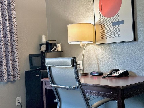 Economy Inn & Suites Cedar Rapids - image 36