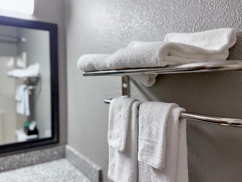 Economy Inn & Suites Cedar Rapids - image 37
