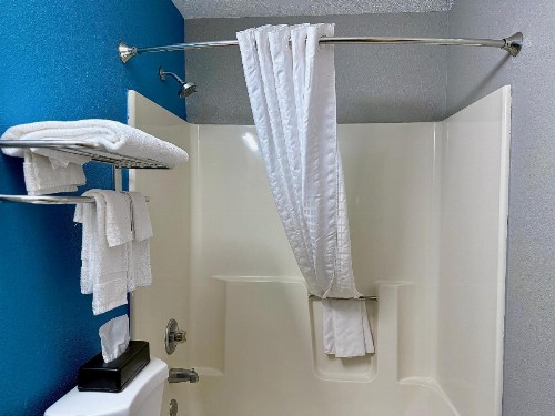 Economy Inn & Suites Cedar Rapids - image 41