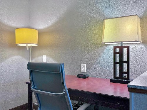 Economy Inn & Suites Cedar Rapids - image 43