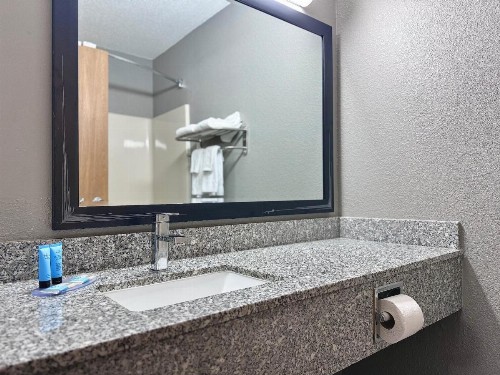 Economy Inn & Suites Cedar Rapids - image 44