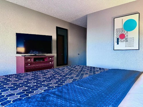 Economy Inn & Suites Cedar Rapids - image 5