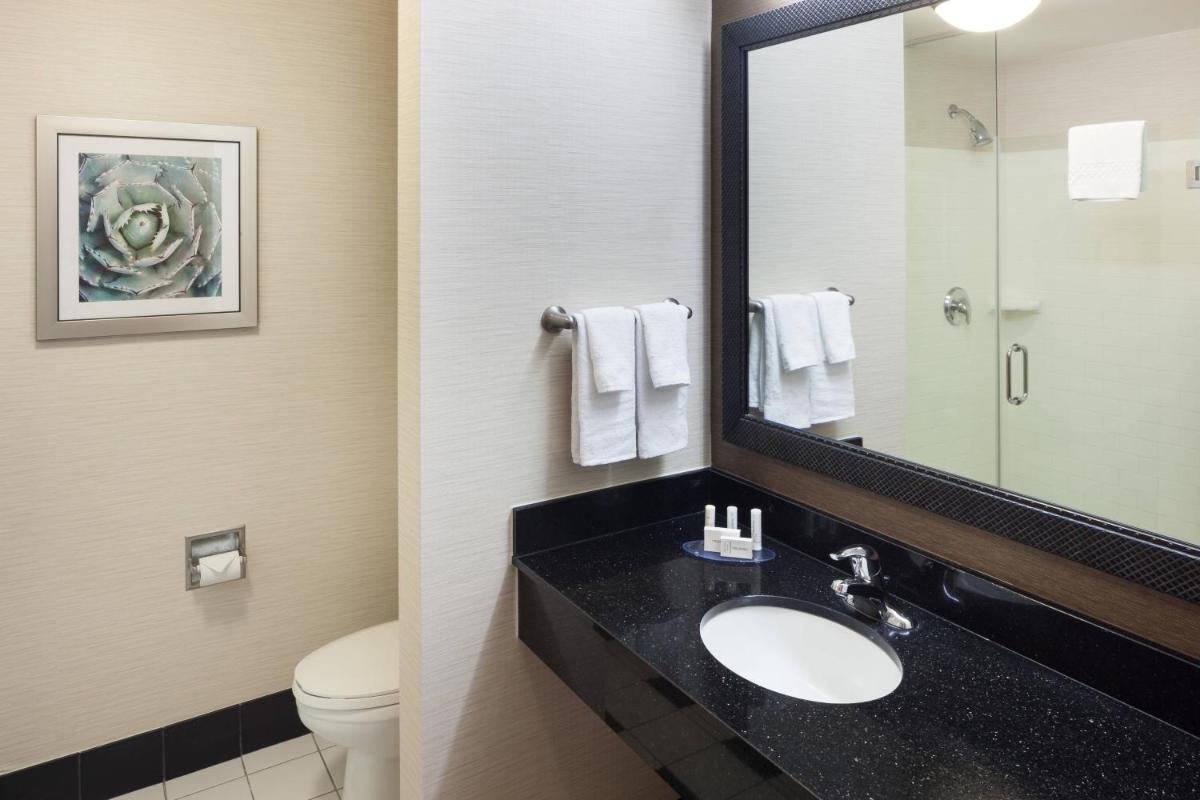 Fairfield Inn and Suites Phoenix Chandler Fashion Center - image 2