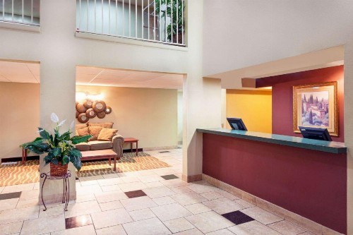 Super 8 by Wyndham Chandler Phoenix - image 3