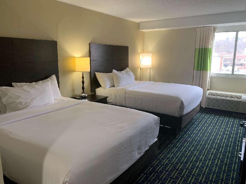 Ramada by Wyndham Charleston - image 4