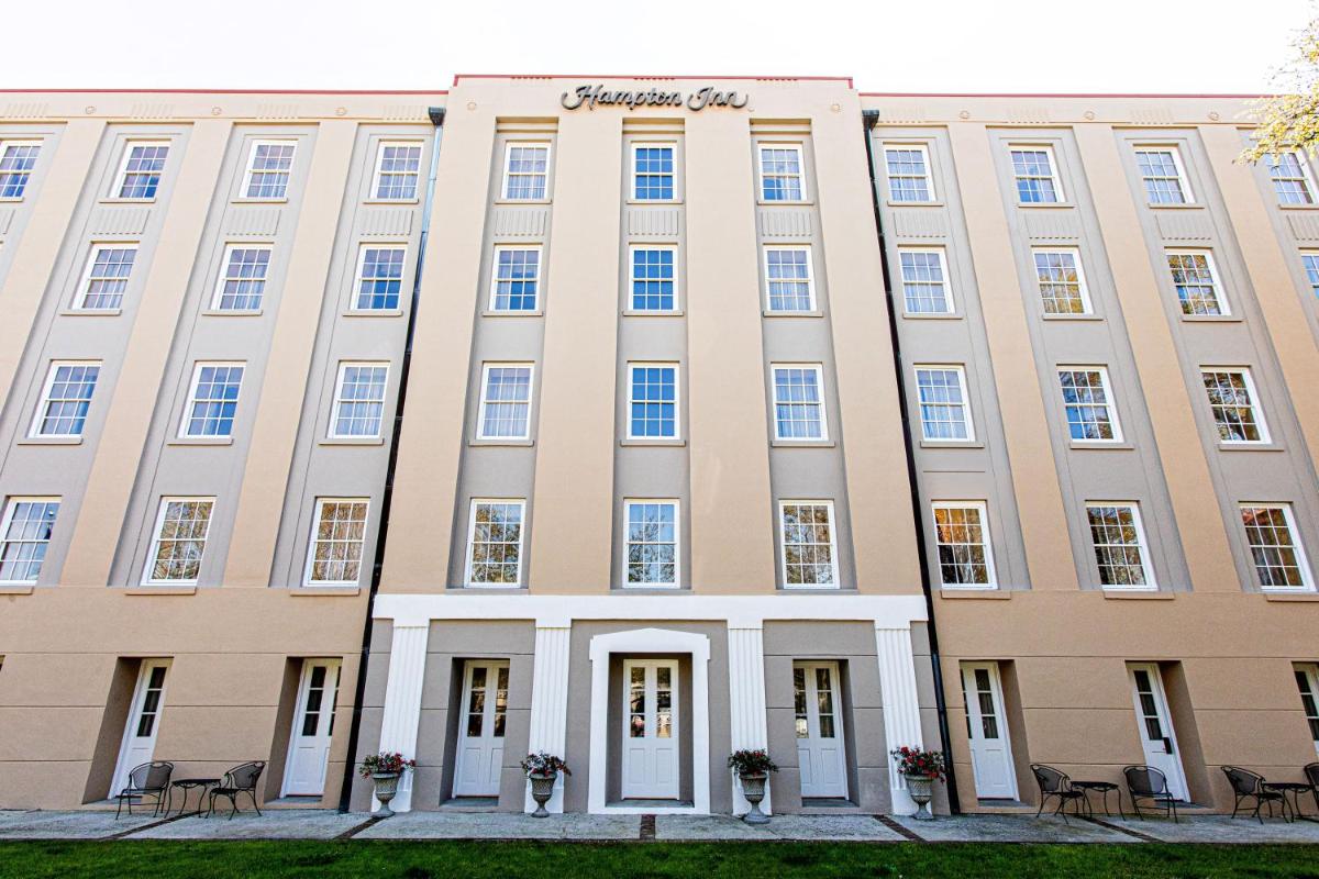 Hampton Inn Charleston-Historic District - image 2