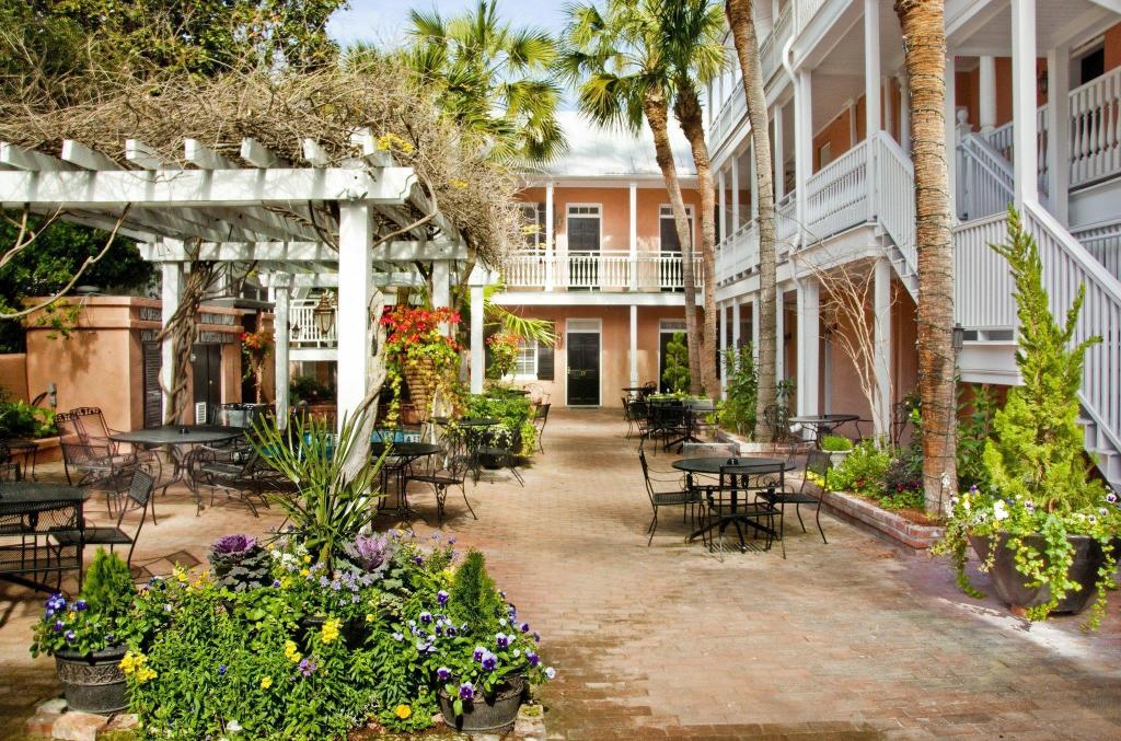 Elliott House Inn - image 2