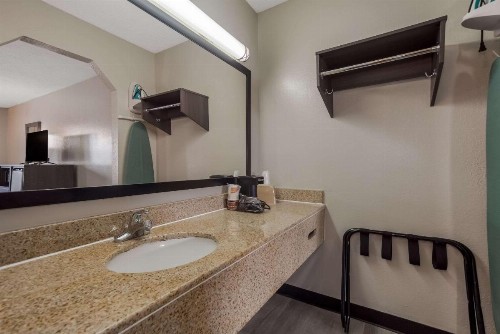 Quality Inn Charleston Gateway - image 15