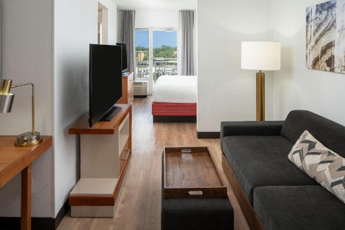 SpringHill Suites by Marriott Charleston Downtown/Riverview - image 9