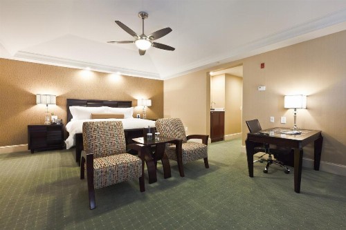 Town & Country Inn and Suites - image 4