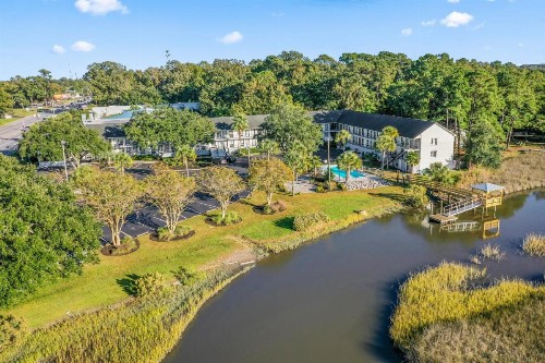Creekside Lands Inn - image 1