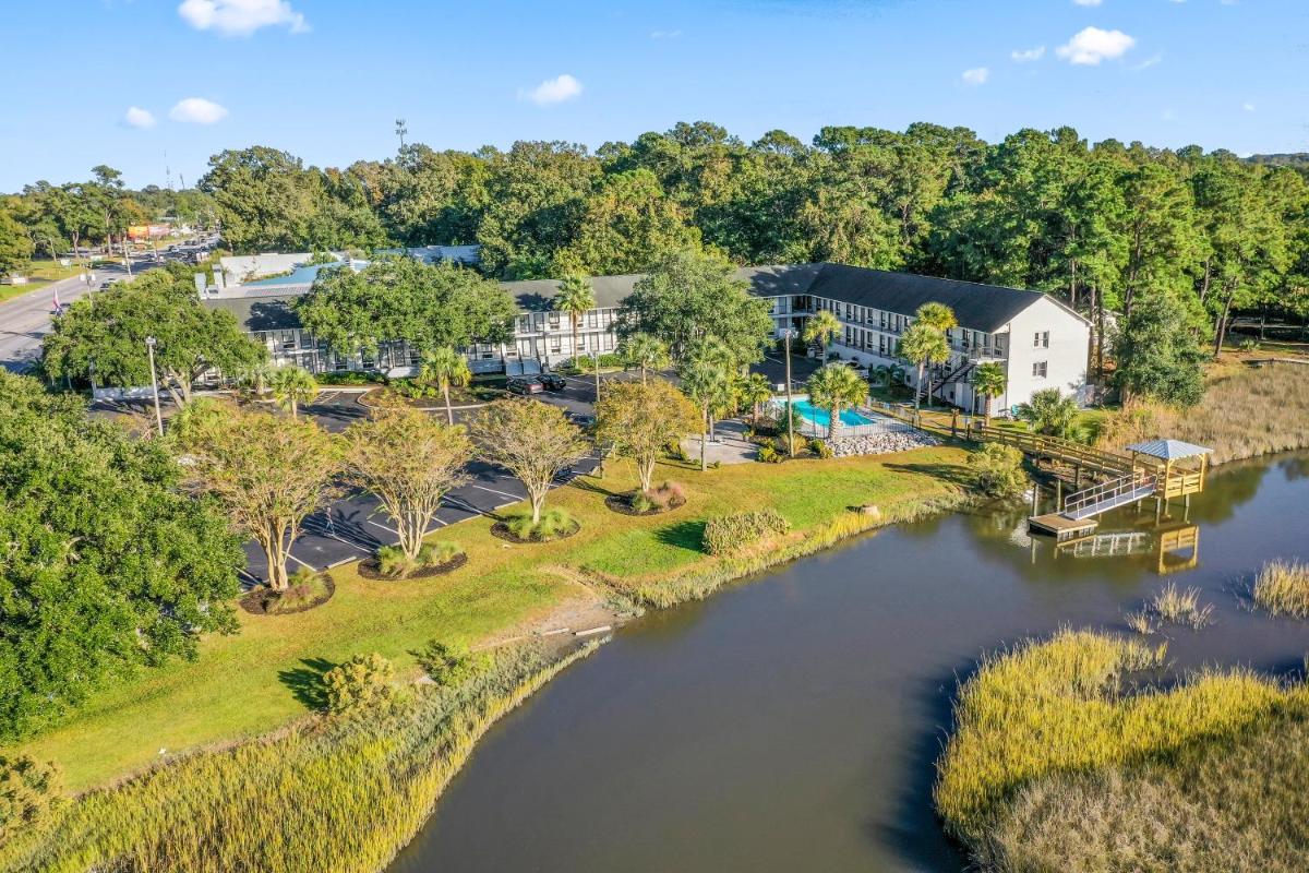 Creekside Lands Inn - main image