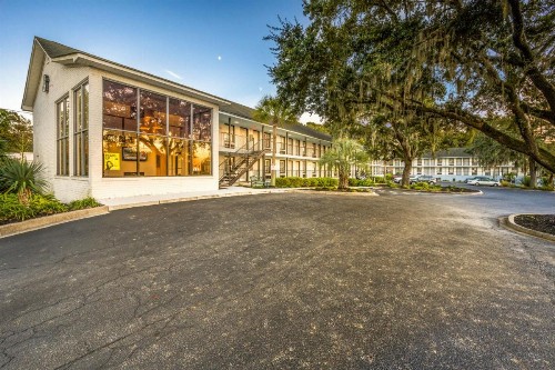 Creekside Lands Inn - image 14