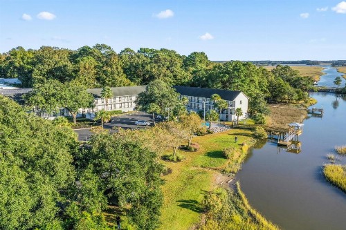 Creekside Lands Inn - image 23