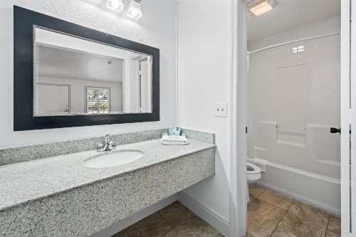 Creekside Lands Inn - image 46