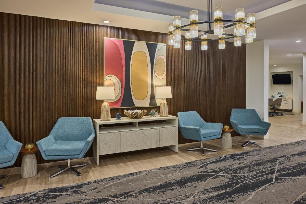 Holiday Inn Express Charleston Downtown - Medical Area an IHG Hotel - image 2