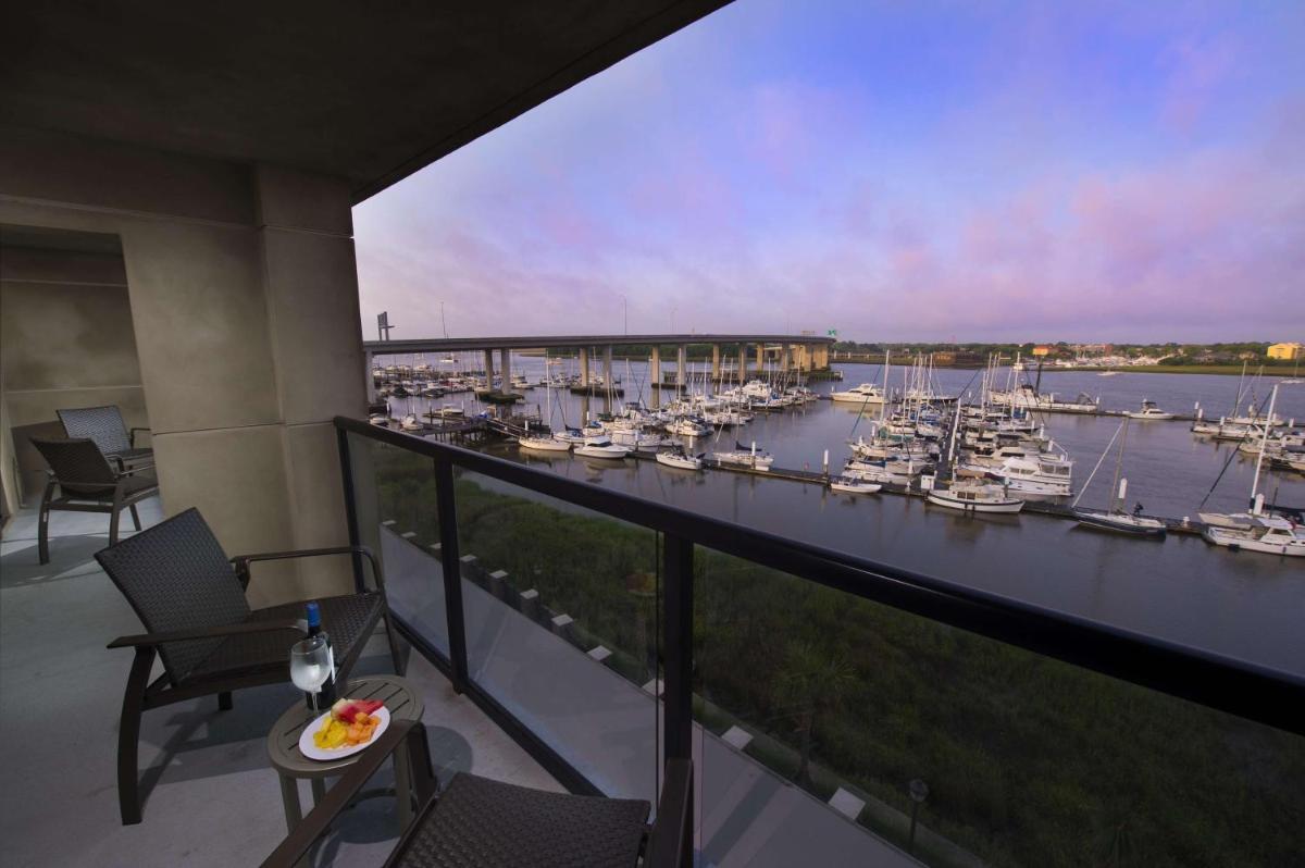 Hilton Garden Inn Charleston Waterfront/Downtown - image 2