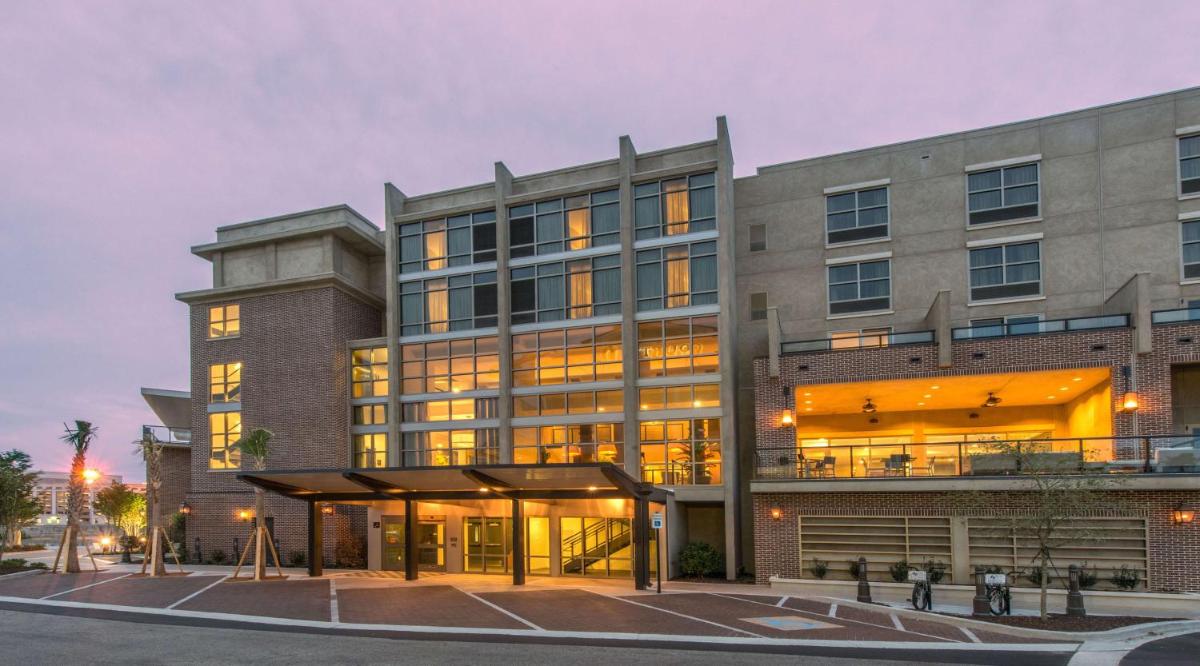 Hilton Garden Inn Charleston Waterfront/Downtown - image 4