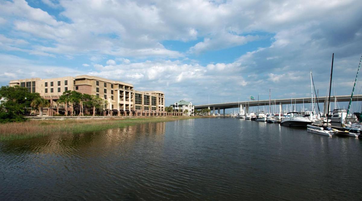 Hilton Garden Inn Charleston Waterfront/Downtown - image 5
