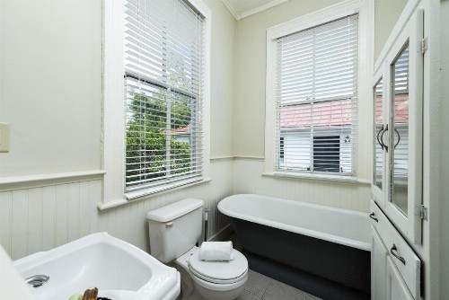 Top Floor Home at Queen Victorian!