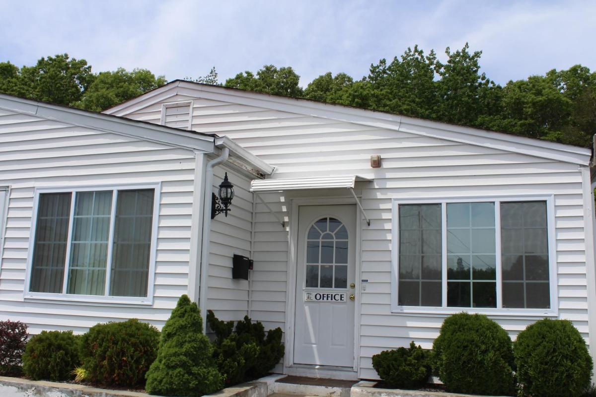 Krystal Penguin Inn - image 5