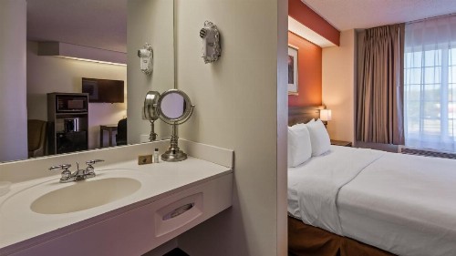 Charlevoix Inn & Suites SureStay Collection by Best Western - image 25