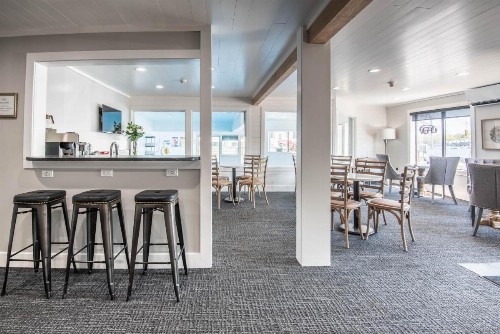 212 Pointes North Inn - image 2