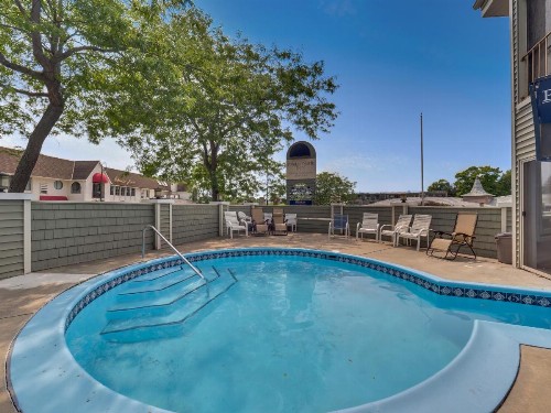 206 Pointes North Inn - image 2