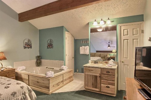 210 Pointes North Inn - image 11