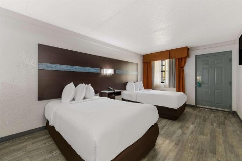 Quality Inn & Suites Charlotte Airport - image 12