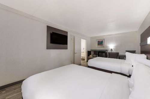 Quality Inn & Suites Charlotte Airport - image 13