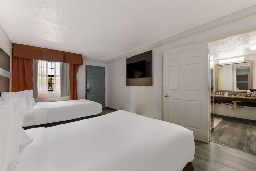 Quality Inn & Suites Charlotte Airport - image 14