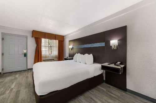 Quality Inn & Suites Charlotte Airport - image 17