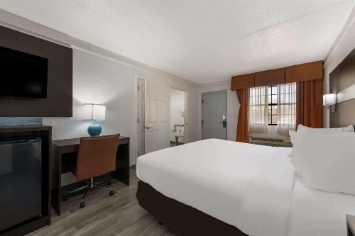 Quality Inn & Suites Charlotte Airport - image 18