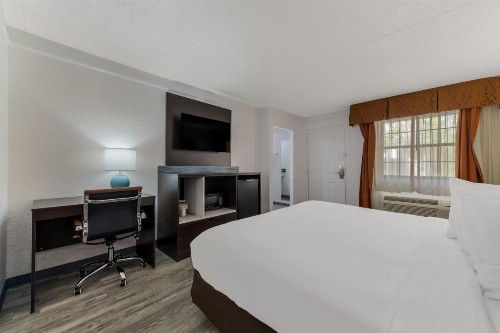 Quality Inn & Suites Charlotte Airport - image 38