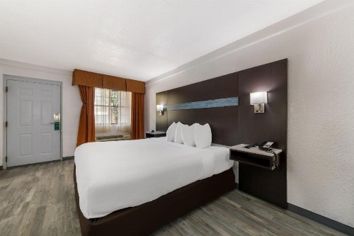 Quality Inn & Suites Charlotte Airport - image 41
