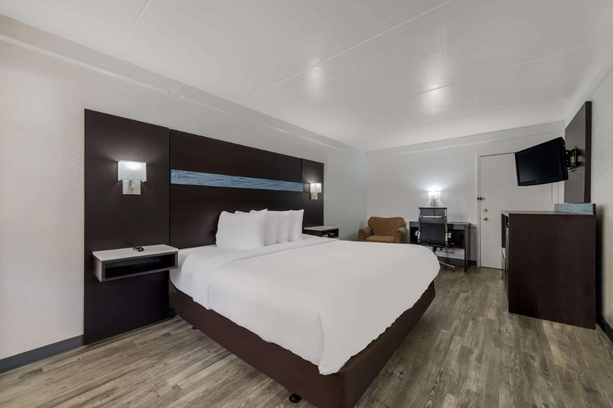 Quality Inn & Suites Charlotte Airport - image 5