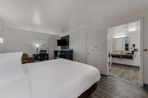 Quality Inn & Suites Charlotte Airport - image 6