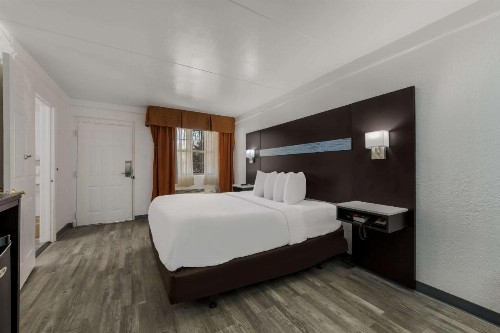 Quality Inn & Suites Charlotte Airport - image 7