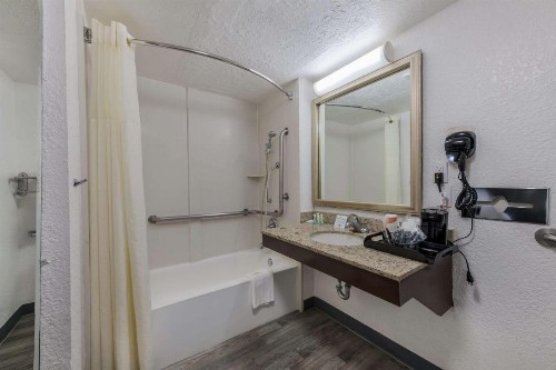 Quality Inn & Suites Charlotte Airport - image 8