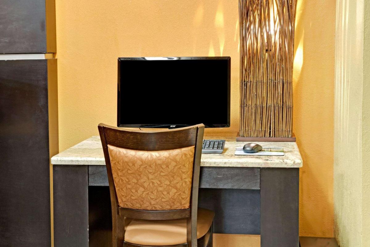 Microtel Inn by Wyndham University Place - image 3
