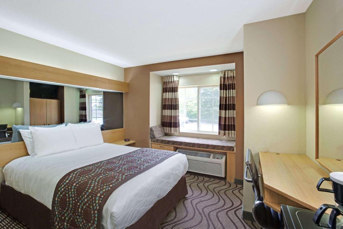 Microtel Inn by Wyndham University Place - image 6